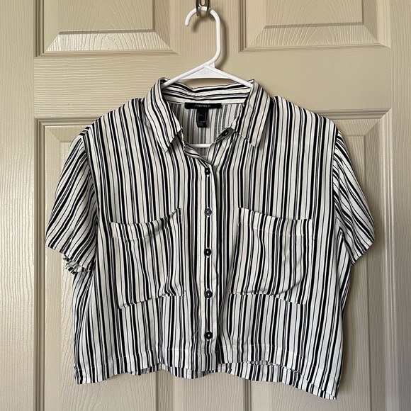 Forever 21 boxy cropped button up top - Picture 1 of 4